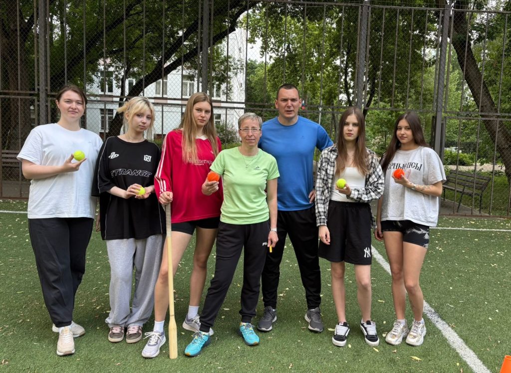 Игра в лапту состоялась в КДПИ имени Карла Фаберже. Фото: официальная страница КДПИ имени Карла Фаберже в социальных сетях