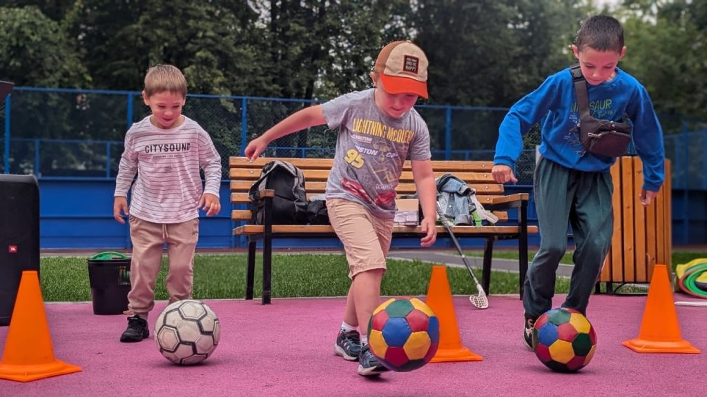 Сотрудники ОКЦ ЮАО провели спортивное мероприятие для детей района Орехово-Борисово Южное. Фото: страница ОКЦ ЮАО в социальных сетях