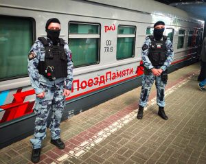 Сотрудники Росгвардии оздоровили безопасность участников проекта «Поезд памяти» в Москве. Фото: пресс-служба УВО Росгвардии по Москве