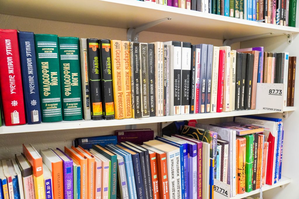 Сотрудники библиотеки №146 проведут интеллектуальную викорину. Фото: Ксения Догонашева, «Вечерняя Москва»