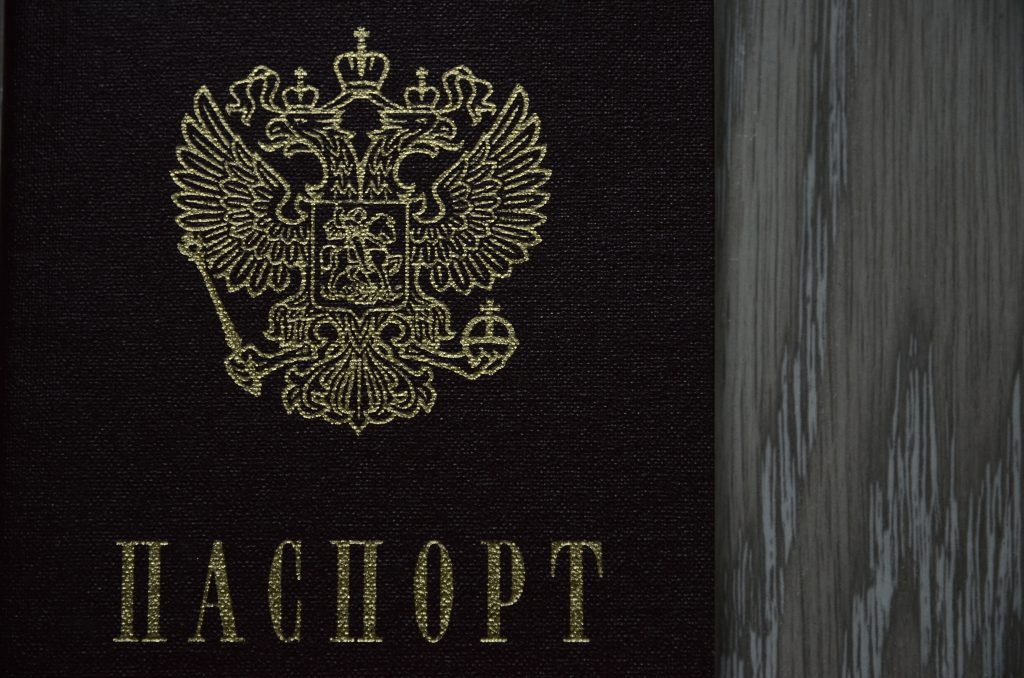 Александр Хинштейн напомнил о том, что куряне могут проголосовать в Москве. Фото: Анна Быкова, «Вечерняя Москва»