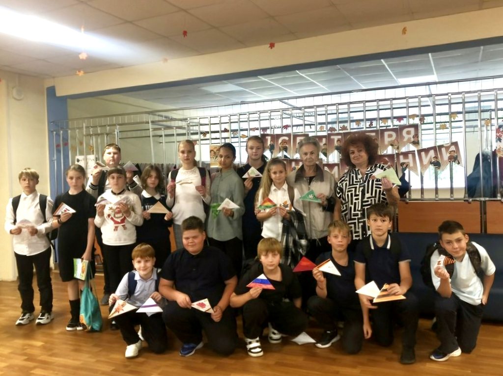 Ученики школы №949 приняли участие в патриотической акции. Фото: страница школы №949 в социальных сетях