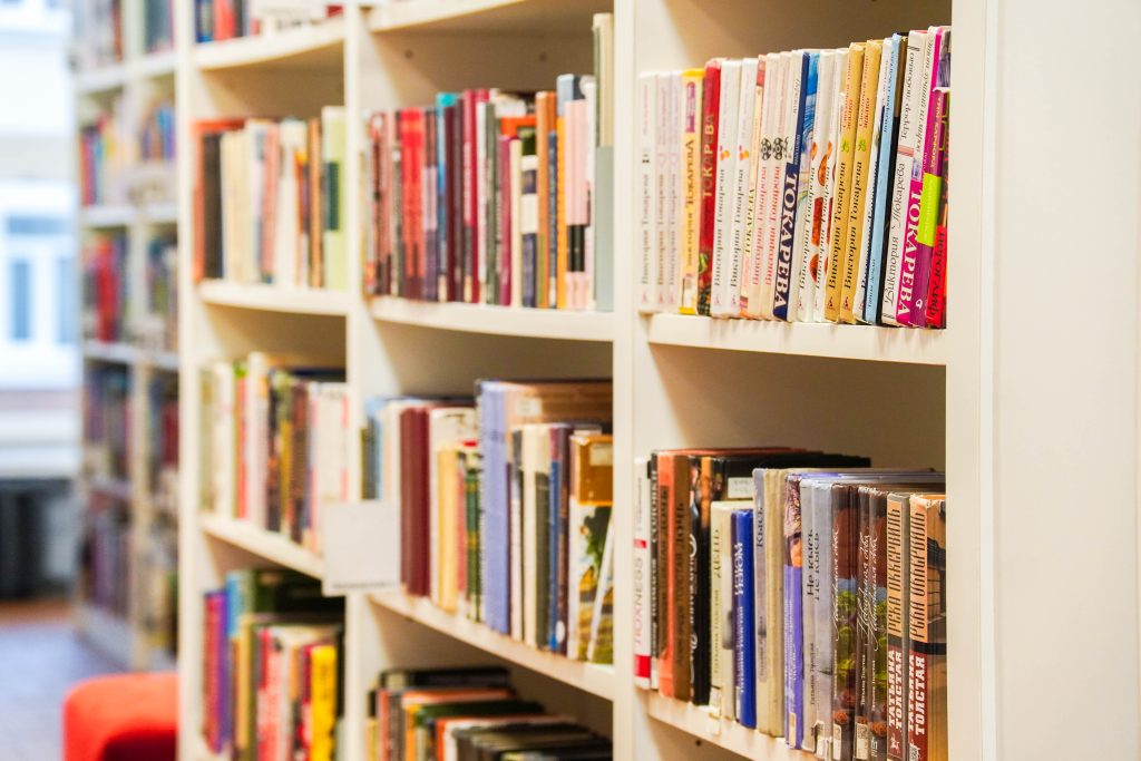 Сотрудники библиотеки №152 проведут викторину на знание истории Москвы. Фото: Ксения Догонашева, «Вечерняя Москва» 