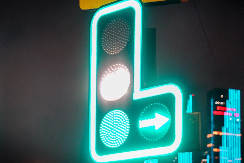 Светофор с контурной подсветкой протестируют в Орехове-Борисове Южном. Фото: пресс-служба Департамента транспорта и развития дорожно-транспортной инфраструктуры города Москвы