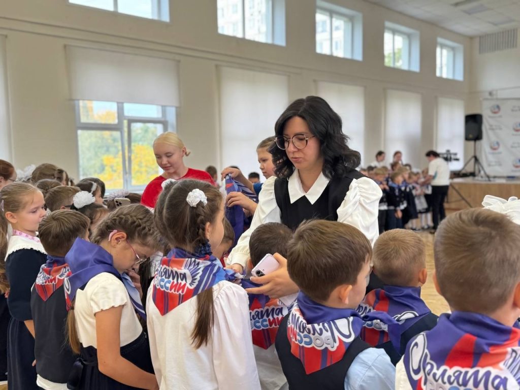 Учеников школы №949 посвятили в ряды движения «Орлята России». Фото: страница школы №949 в социальных сетях