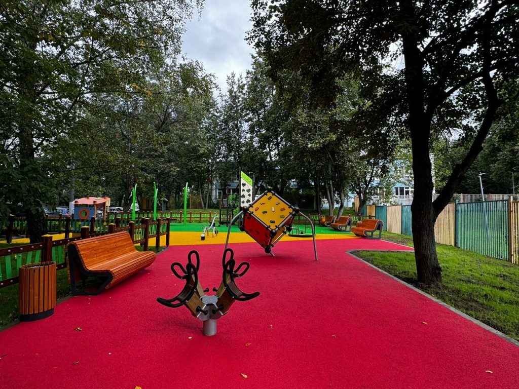 Работы по благоустройству детских площадок выполнили в Орехове-Борисове Южном. Фото: страница управы района Орехово-Борисово Южное в социальных сетях