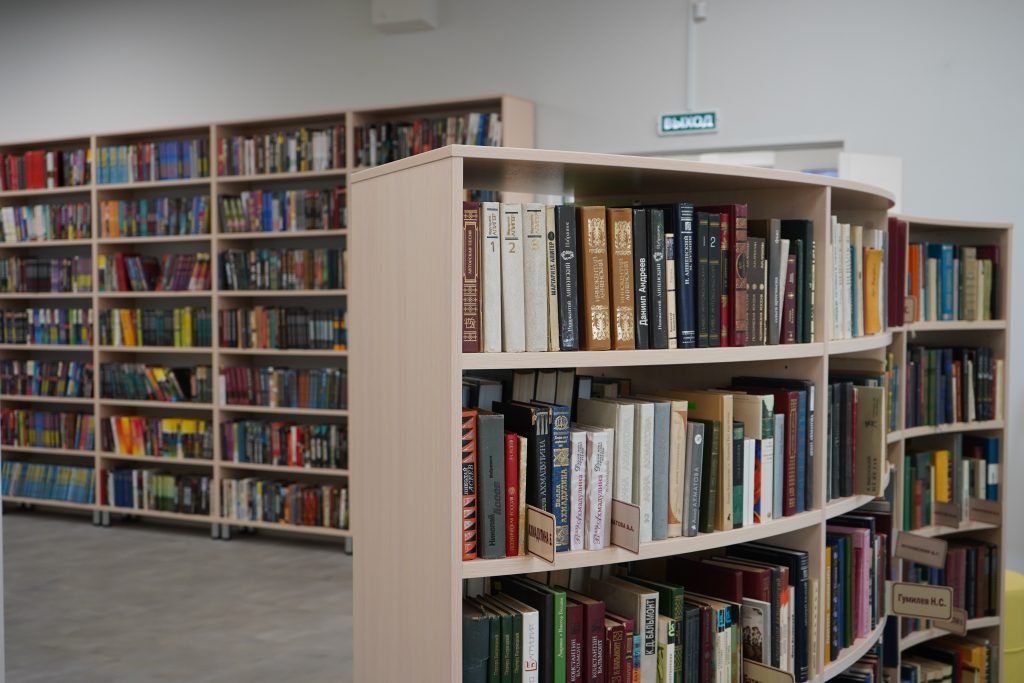 Сотрудники библиотеки №152 организуют занятие по созданию сказочной карты. Фото: Анна Быкова, «Вечерняя Москва»