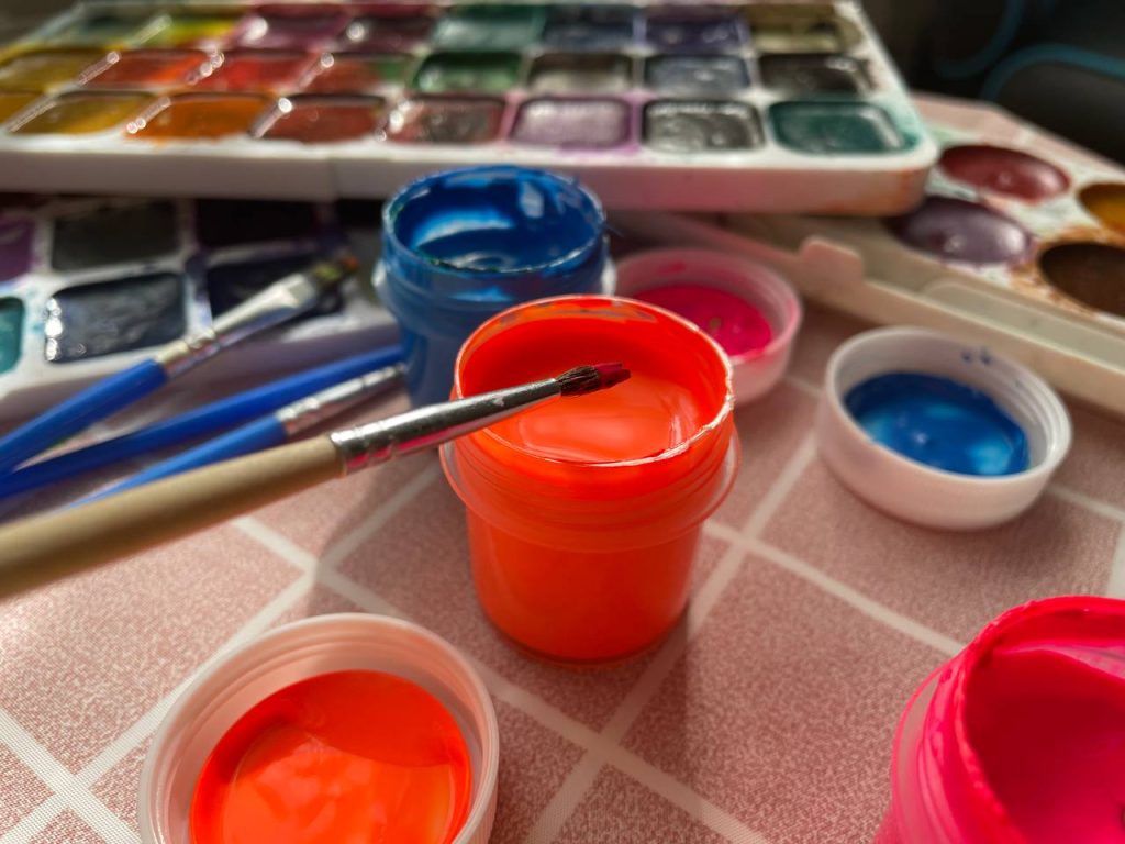 Сотрудники библиотеки №147 имени Сергея Орлова организуют мастер-класс по живописи. Фото: Татьяна Петрыкина, «Вечерняя Москва»