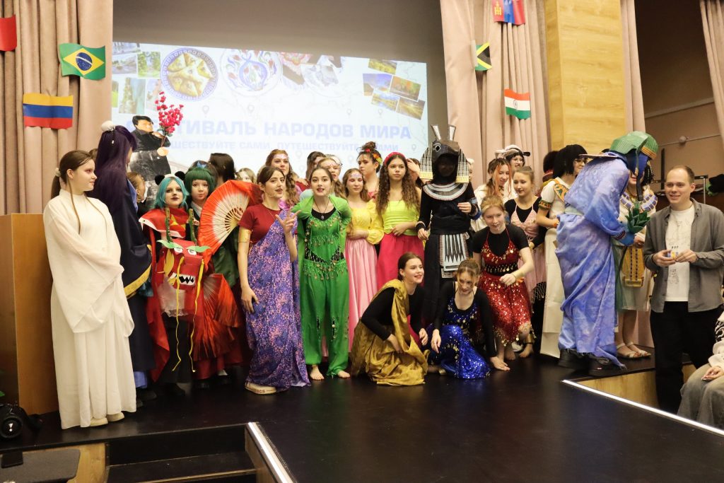 Представители КДПИ имени Карла Фаберже организовали фестиваль народов мира. Фото: страница КДПИ имени Карла Фаберже в социальных сетях