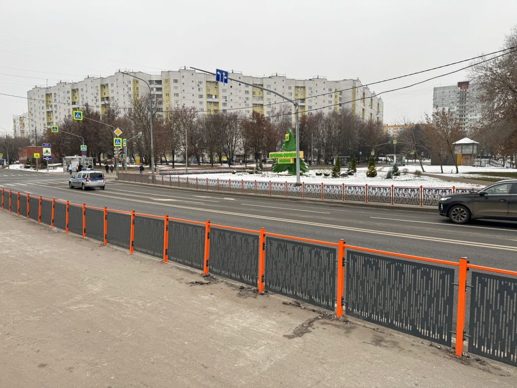 Новое ограждение установили в Орехове-Борисове Южном. Фото: страница управы района Орехово-Борисово Южное в социальных сетях