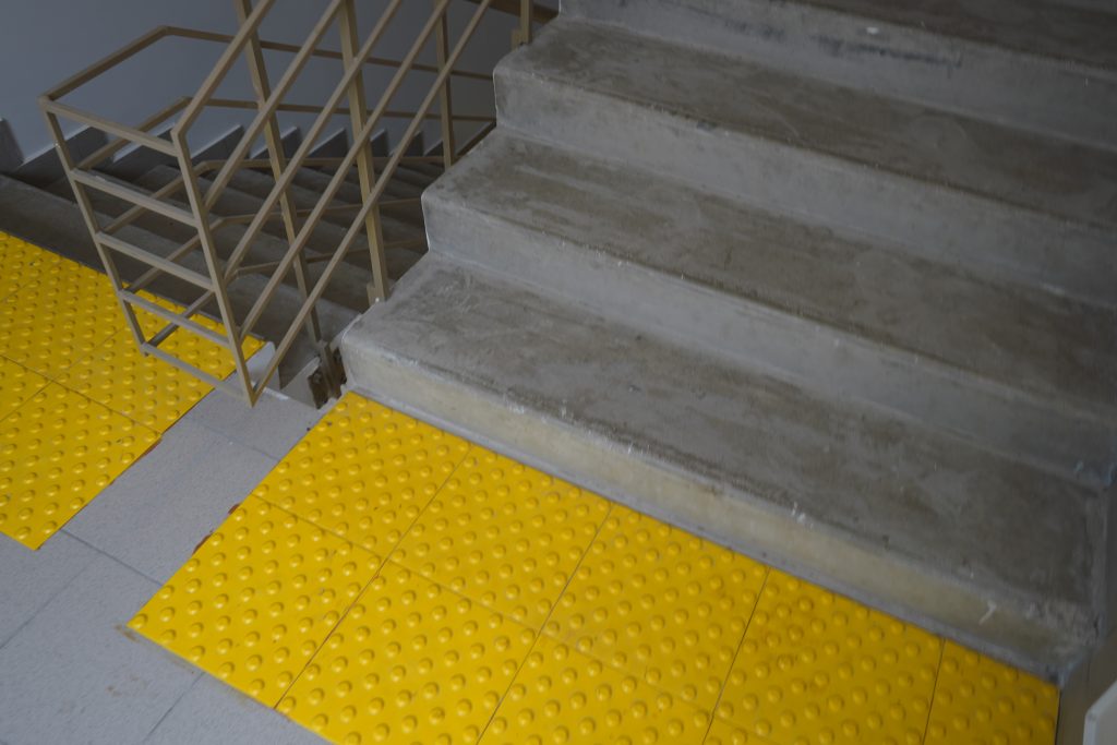 Подъемные платформы для маломобильных граждан установили в домах Орехова-Борисова Южного. Фото: Анна Быкова, «Вечерняя Москва»