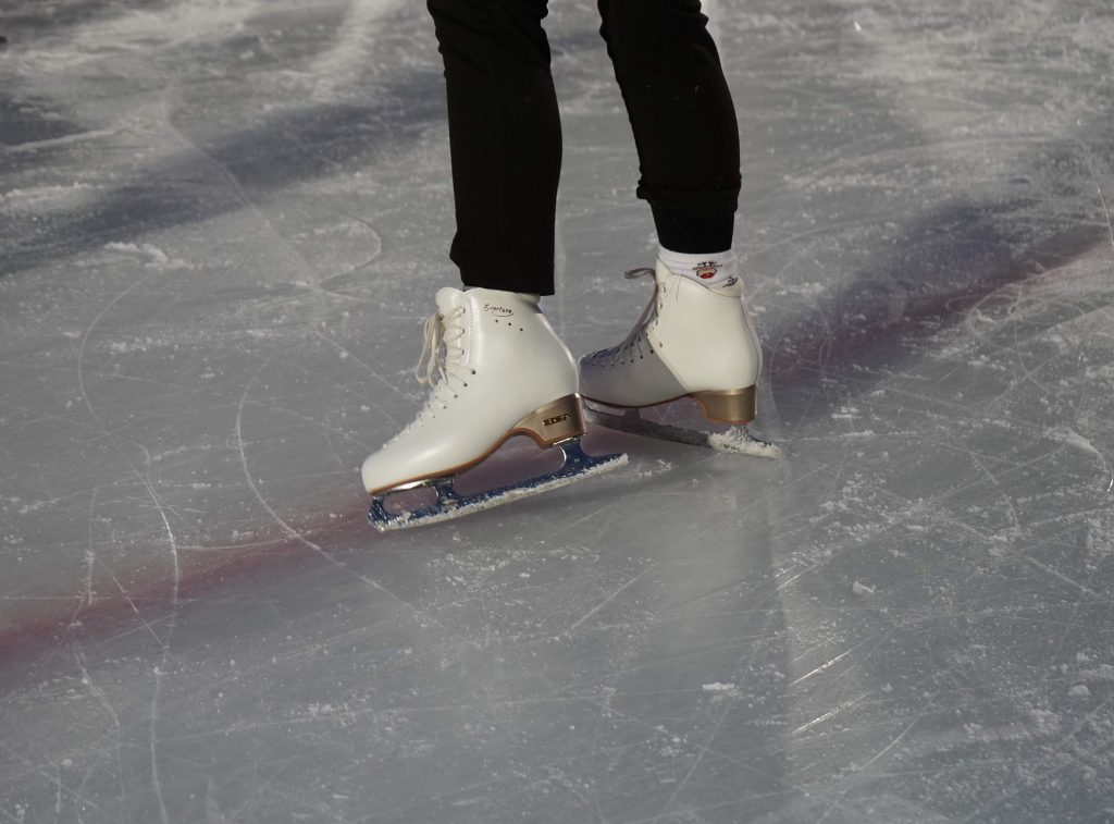 На катке с искусственным льдом пройдёт спортивно-развлекательное мероприятие «Бодрое настроение». Фото: Анна Быкова, «Вечерняя Москва»