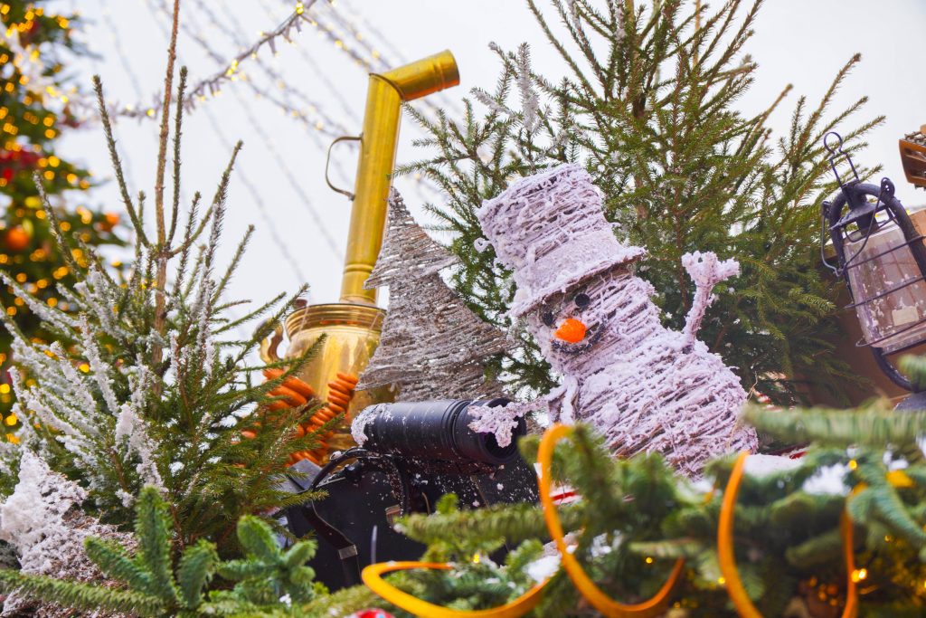 Представители школы №1207 пригласили жителей района на благотворительную ярмарку. Фото: Ксения Догонашева, «Вечерняя Москва»