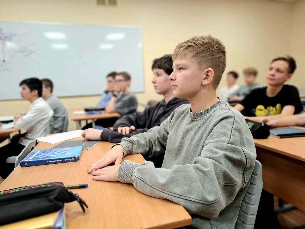 Ученики 8 класса школы №949 приняли участие в меджпредметной викторине. Фото: страница школы №949 в социальных сетях