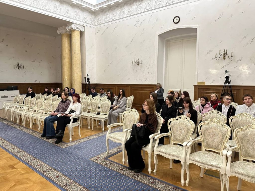 Студенты колледжа имени Карла Фаберже посетили познавательно-образовательный проект в здании Московской Городской Думы. Фото: страница колледжа имени Карла Фаберже в социальных сетях