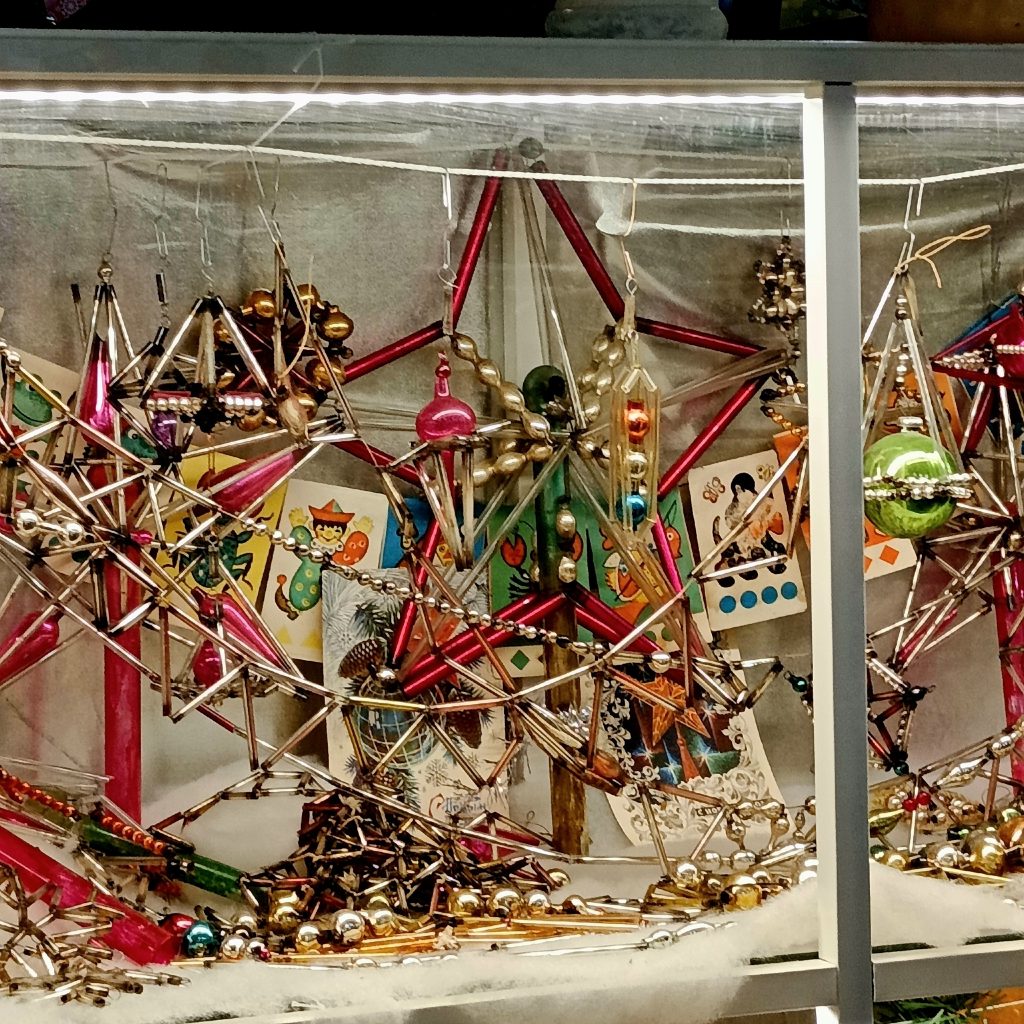 Ученики школы №949 побывали на фабрике елочных игрушек. Фото: страница школы №949 в социальных сетях