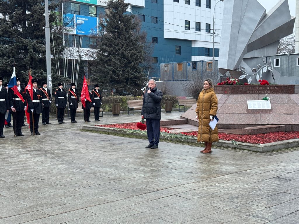 Представители управы района Орехово-Борисово Южное провели мемориальную акцию в честь годовщины битвы под Москвой. Фото: страница управы района Орехово-Борисово Южное в социальных сетях