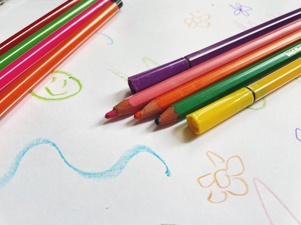 Ученики школы №544 нарисовали плакат по мотивам картин. Фото: Татьяна Петрыкина, «Вечерняя Москва»