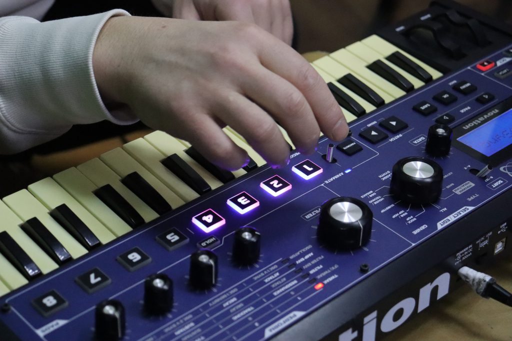 Ученики медиакласса школы №1636 «НИКА» стали участниками музыкального мастер-класса. Фото: страница школы №1636 «НИКА» в социальных сетях