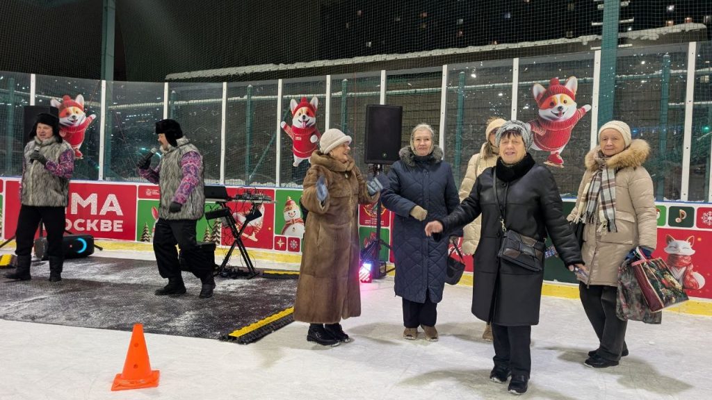 Концерт вокально-хореографического ансамбля прошел на катке в районе Орехово-Борисово Южное. Фото: страница управы района Орехово-Борисово Южное в социальных сетях