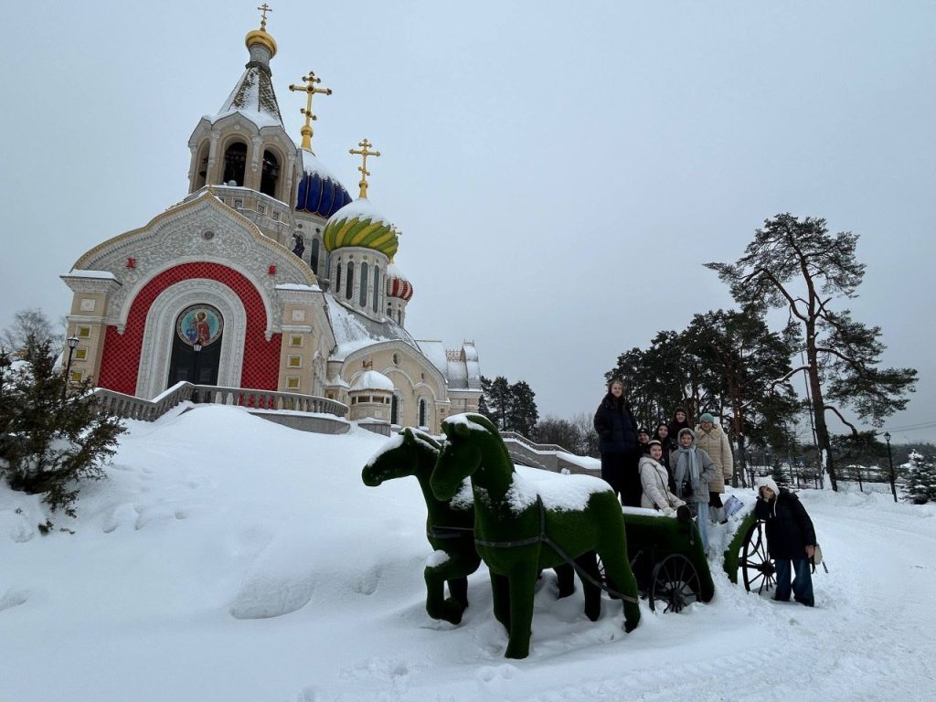 Команда турклуба КДПИ имени Карла Фаберже совершила экскурсию в Переделкино. Фото: страница КДПИ имени Карла Фаберже в социальных сетях