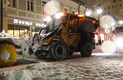В связи с обильными снегопадами, прошедшими за последнее время в столице, ежедневно из Москвы вывозится до 1 миллиона кубических метров снега