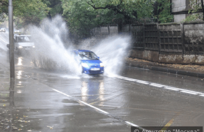 Подтопления, образовавшиеся после сильных дождей на дорогах Москвы