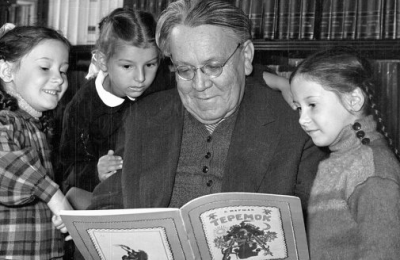 Самуил Маршак читает детям
