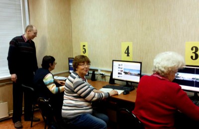 В районе Орехово-Борисово Южное пенсионеров обучают компьютерной грамотности