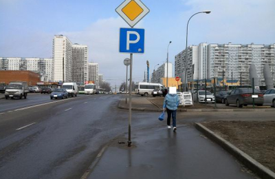 Стойка с дорожными знаками в районе Орехово-Борисово Южное