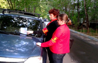 Участники "Безопасной столицы" во время рейда оставляли листовку – вежливое напоминание о том, как правильно припарковать свой автомобиль