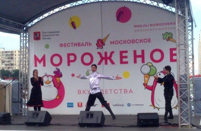 Танцевальный коллектив на сцене фестиваля
