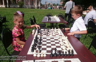 Юные жители Южного округа за игрой в шахматы