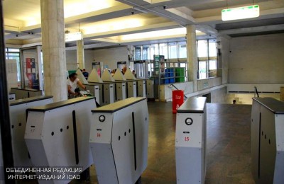 Турникеты на станции метро "Каширская"