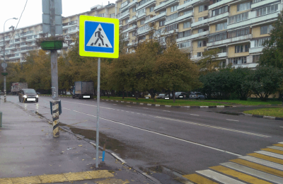 Знак «Пешеходный переход» через Домодедовскую установили на новую высоту