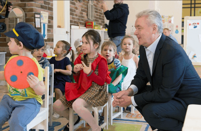 В Москве в 2016 году за счет города и частных инвесторов построены 12 новых детских садов, заявил Сергей Собянин