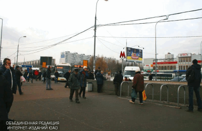 Перед входом в метро "Домодедовская" Замоскворецкой линии