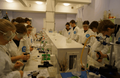 Ученики центра образования «Царицыно» на лабораторном практикуме
