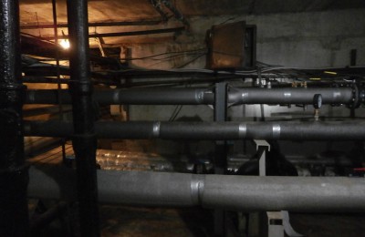 Система трубопроводов в одном из домов района