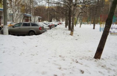 Территория двора после очистки от снега