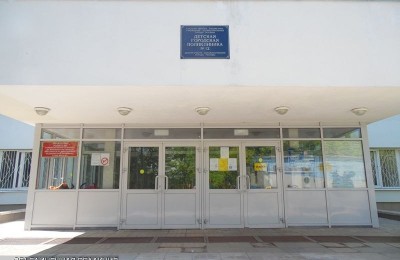 Главный вход поликлиники №12