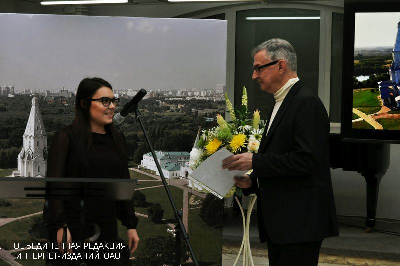 Анастасия Шеламова вручает диплом Игорю Егорову