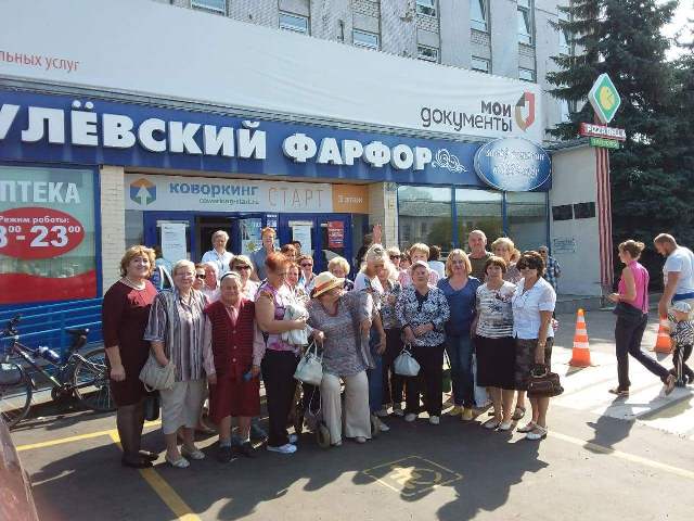 Участники "Московского долголетия" на фабрике фарфора