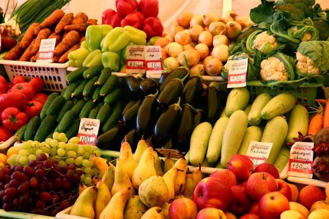 Торговая точка с овощами и фруктами