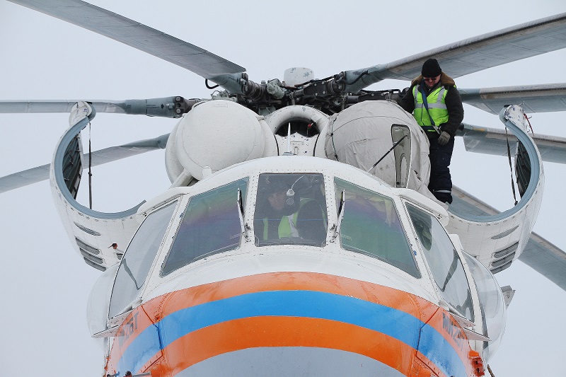 Инженерно-технический состав ГКУ МАЦ ежедневно поддерживает исправность вертолетов (4)