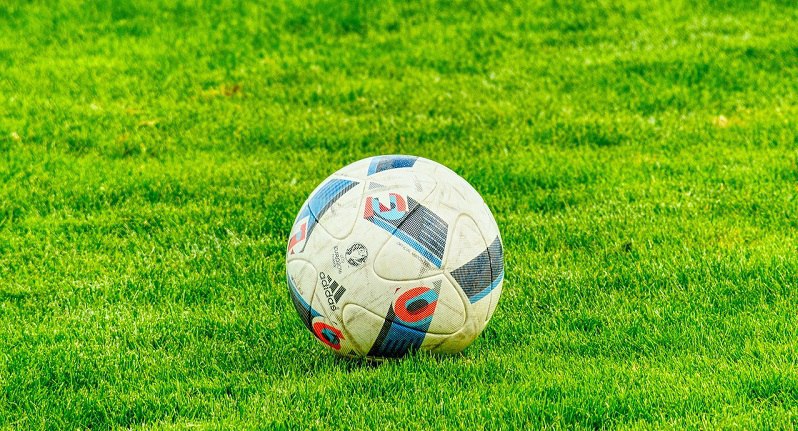 футбол мяч трава