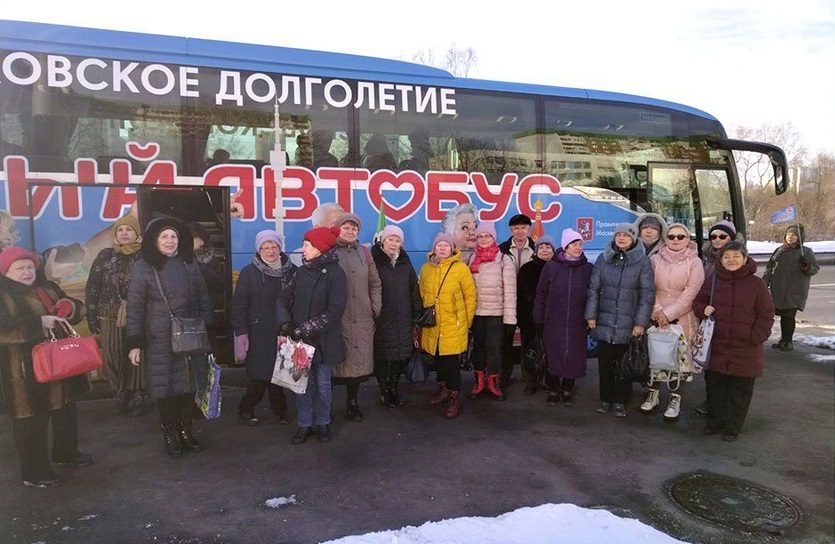 Долголетие добрый автобус. Добрый автобус Московское долголетие. Экскурсия долголетие. Автобус МСК. Автобусы в Москве фото.