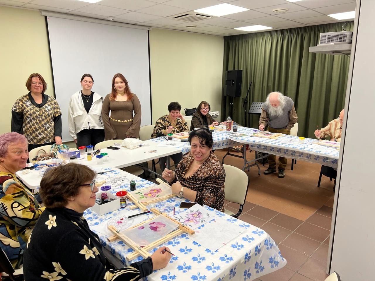 Волонтеры КДПИ имени Карла Фаберже провели мастер-класс по батику для старшего поколения. Фото: официальная страница КДПИ имени Карла Фаберже в социальных сетях