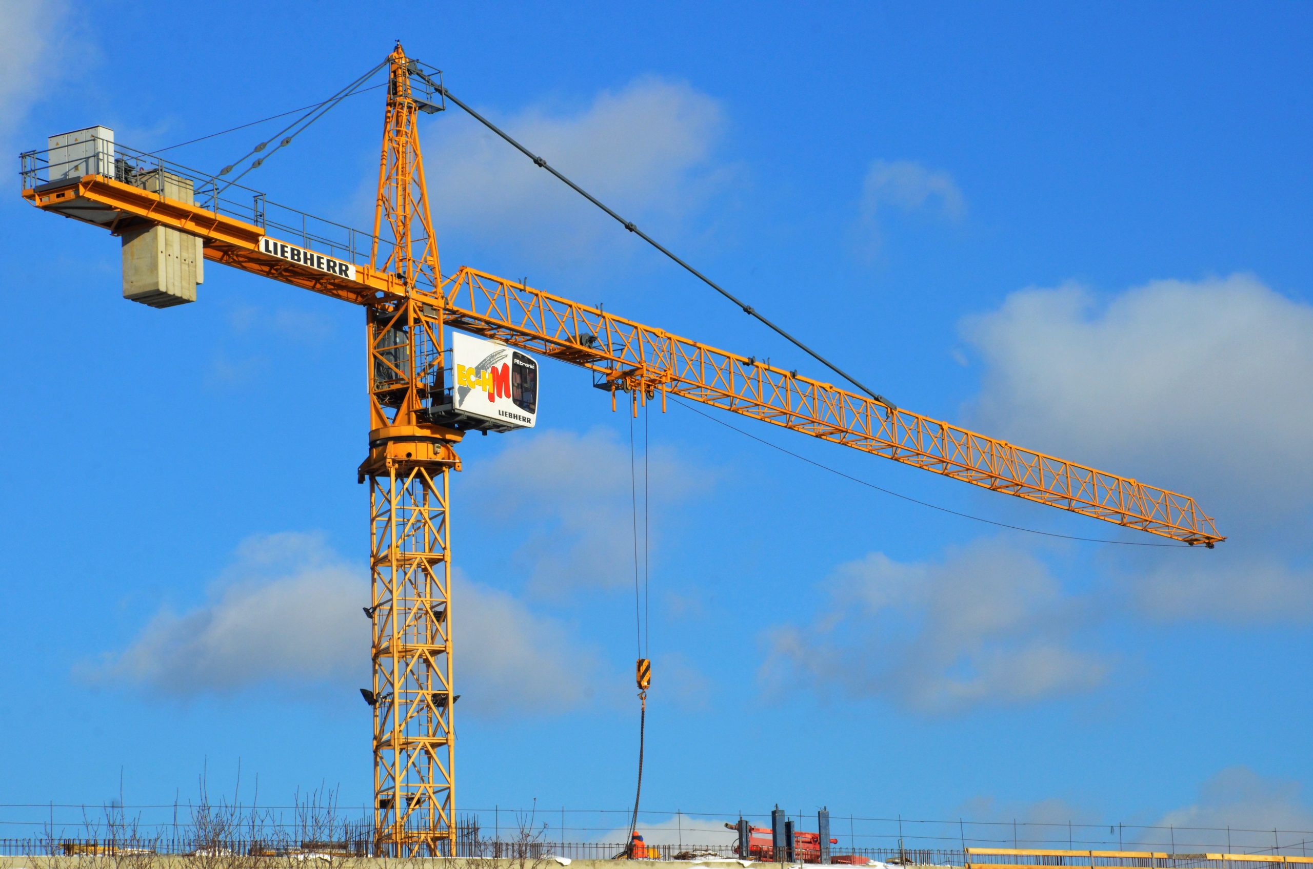 Госинспекция по недвижимости демонтировала незаконную пристройку в Орехове-Борисове Южном. Фото: Анна Быкова, «Вечерняя Москва»