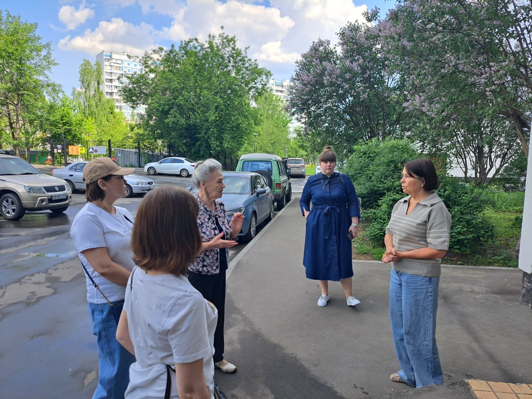 Глава управы Орехова-Борисова Южного совершил плановый обход района. Фото: официальная страница управы района Орехово-Борисово Южное в социальных сетях